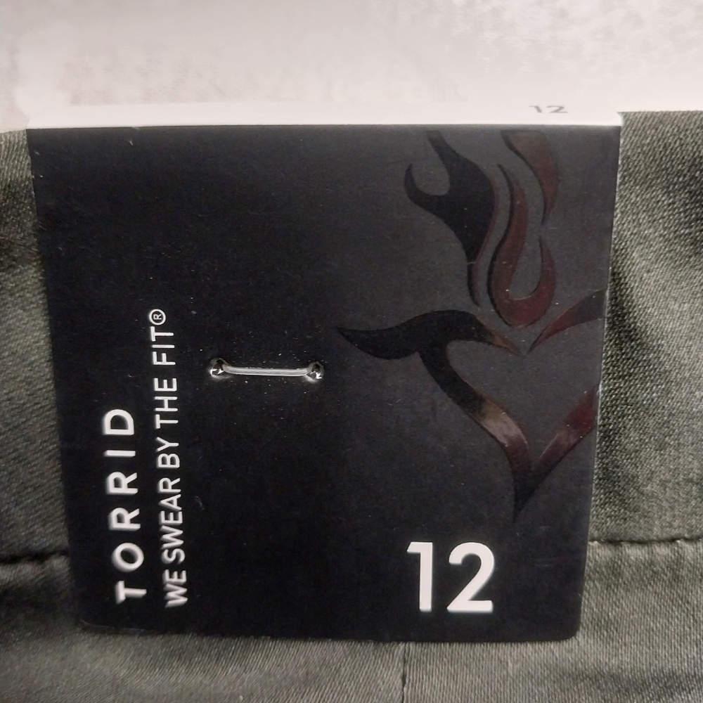 Torrid NWT Women's Belted Sateen 5" Cuffed Shorts Sz 12 Green Stretchy Mid-Rise - Picture 5 of 10